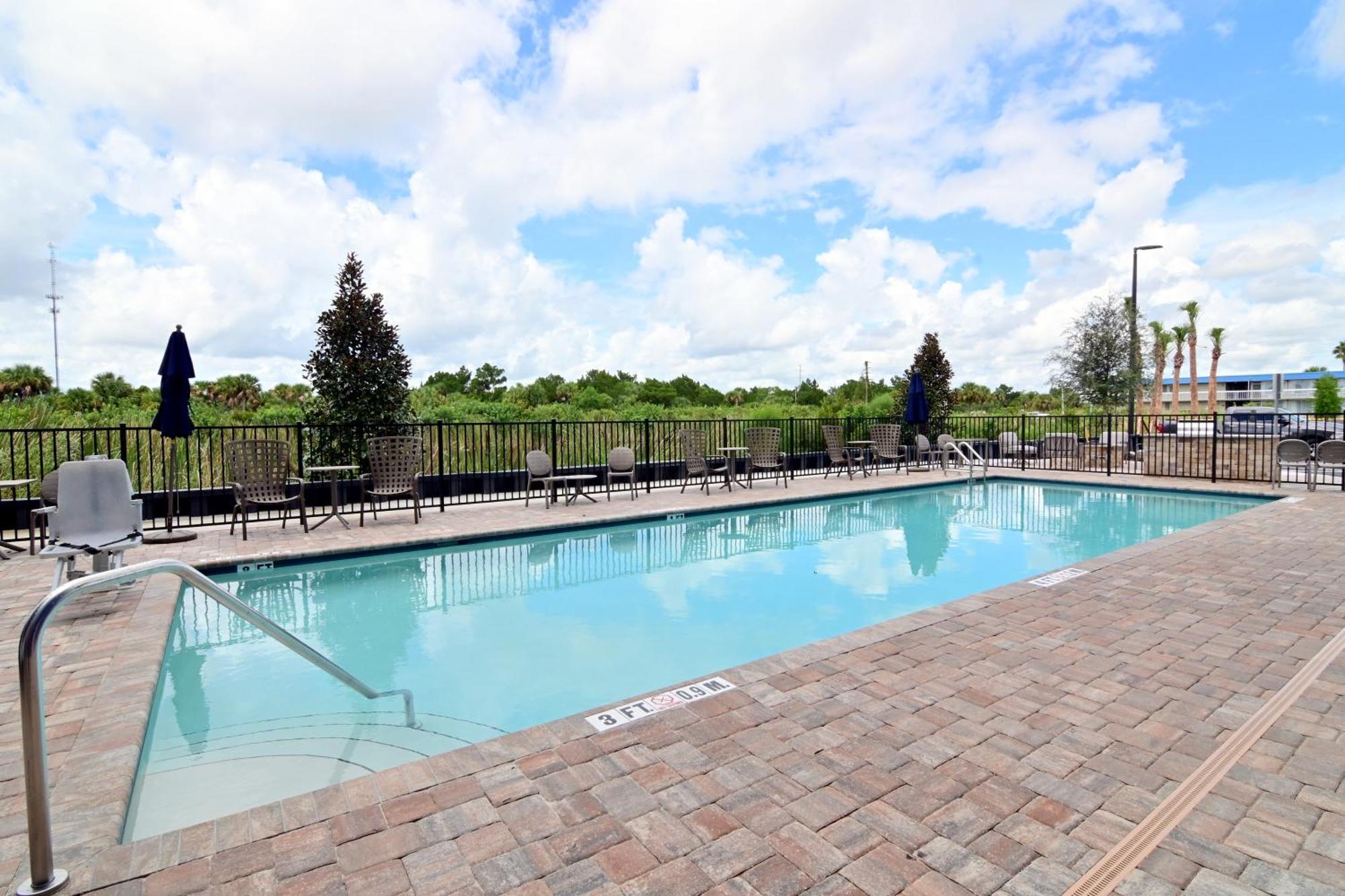 Comfort Suites Titusville Near Kennedy Space Center Exterior photo